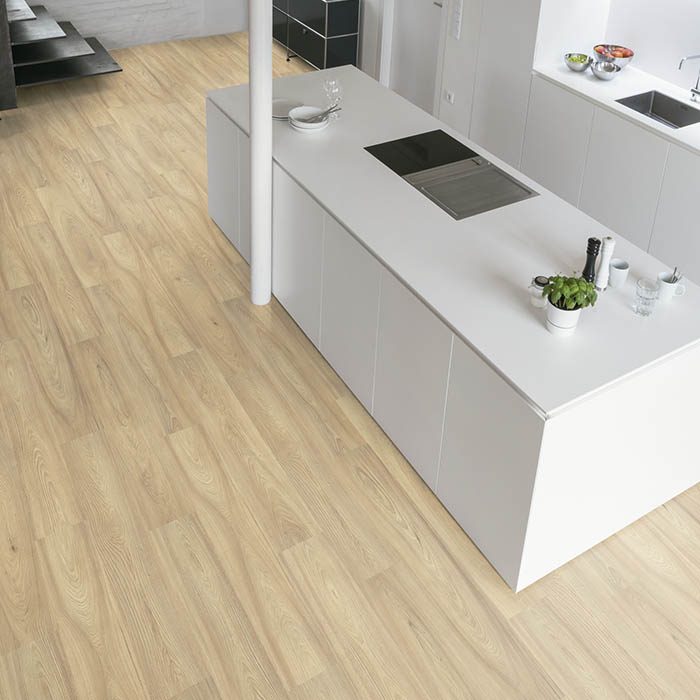 suelo-laminado-claro-para-cocina