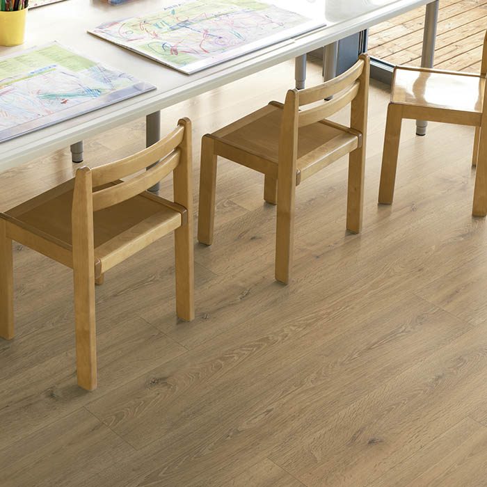 suelo-laminado-claro-para-guarderia
