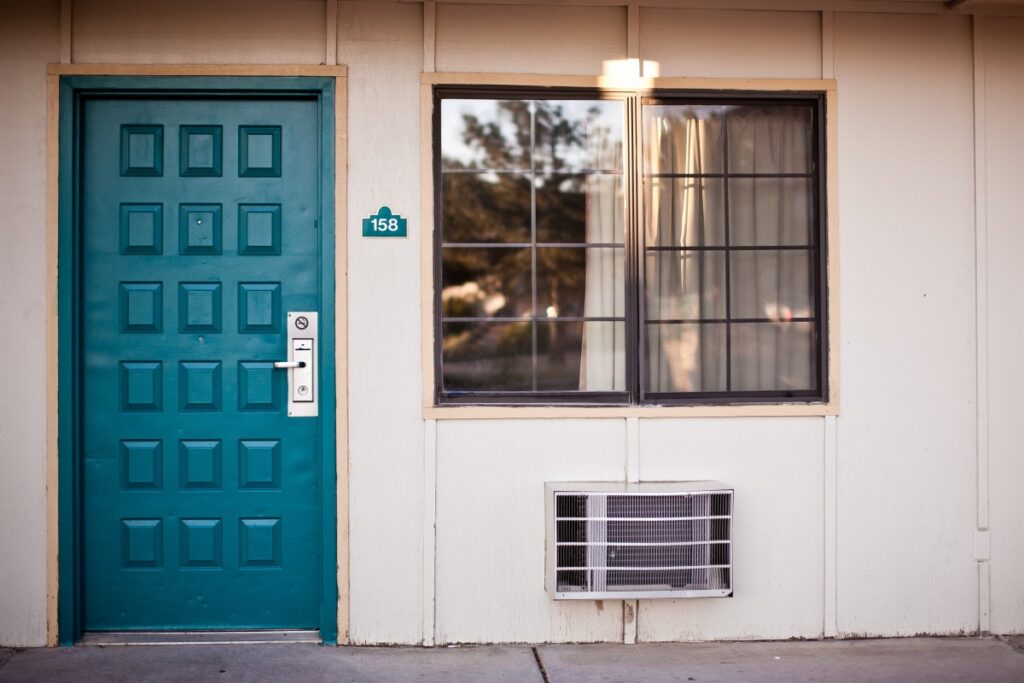 puerta de entrada de color azul