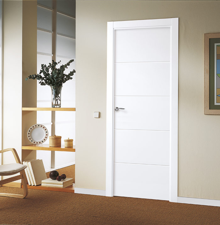 puerta de interior lacada blanca de diseño discreto