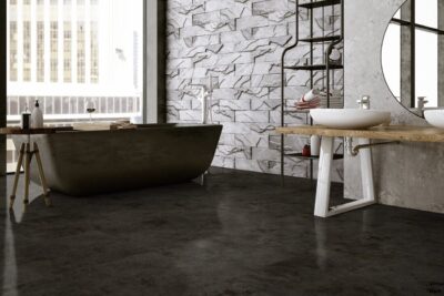 baño moderno con papel pintado decorativo y bañera exenta
