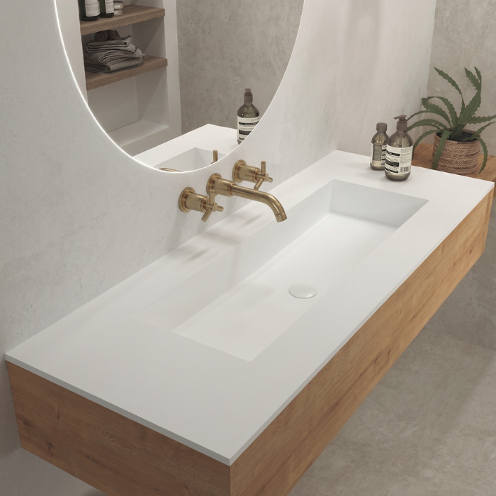 Lavabo suspendido rectangular con encimera integrada y grifería mural