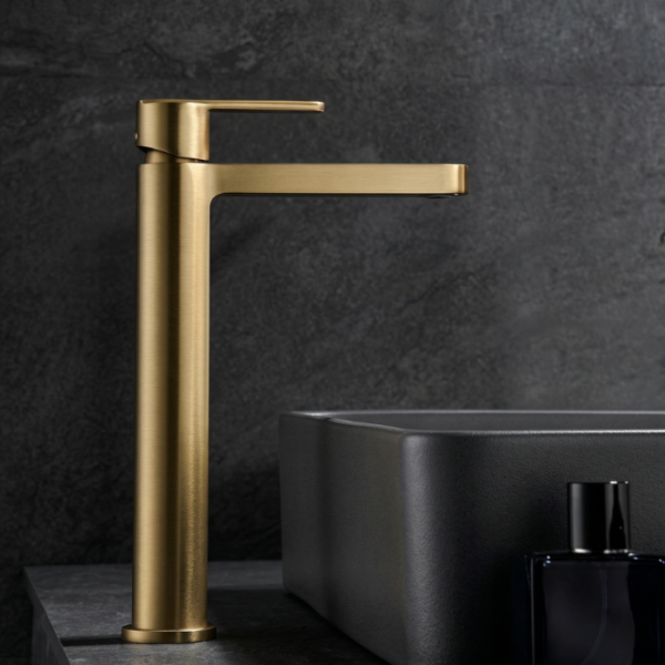 Grifo de lavabo alto en oro cepillado para encimera