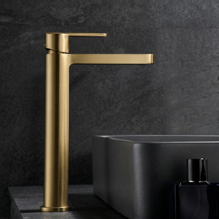 Grifo de lavabo alto en oro cepillado para encimera