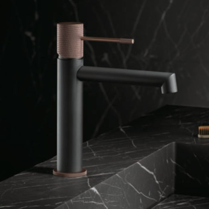 Grifo de lavabo monomando gris mate con detalles en champagne