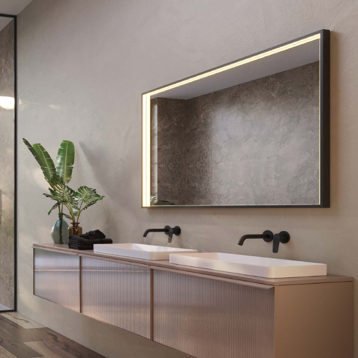 Espejo de baño rectangular con marco metálico y luz LED interior integrada