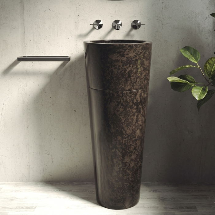 Lavabo de pie en mármol negro con diseño exento y acabado natural