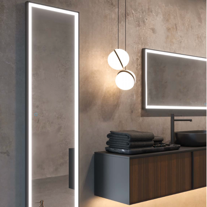 Espejo de baño rectangular vertical con marco metálico y luz LED frontal