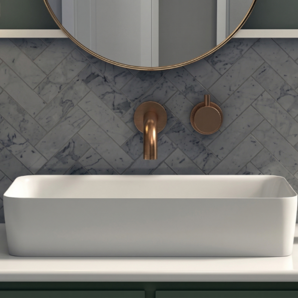 Lavabo rectangular blanco mate sin rebosadero sobre encimera