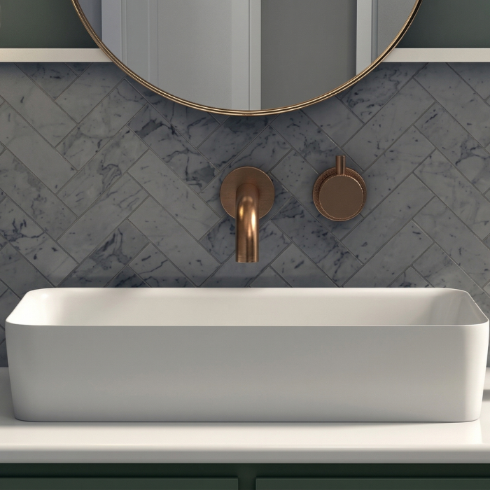 Lavabo rectangular blanco mate sin rebosadero sobre encimera