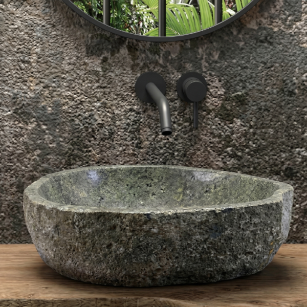 Lavabo sobre encimera en piedra de río natural con forma orgánica