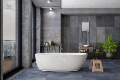 Baño moderno con bañera exenta, revestimiento gris y mueble de lavabo de madera