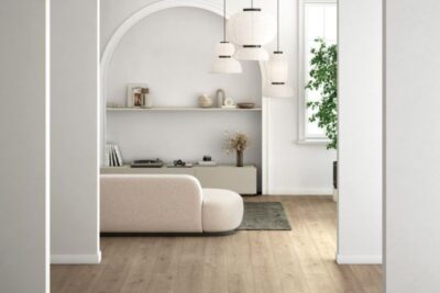 Suelo laminado efecto madera en un salón moderno