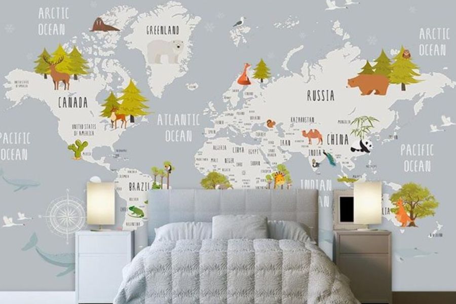 Papel pintado infantil con mapa del mundo y animales sobre la pared de un dormitorio