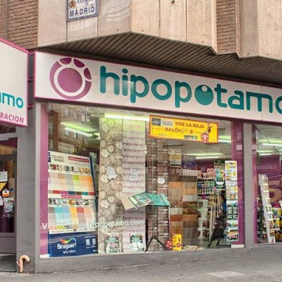 fachada que muestra el escaparate y la entrada de la tienda de decoracion hipopotamo de la avenida Madrid en Zaragoza