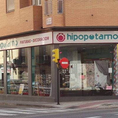 fachada que muestra el escaparate de la tienda de decoracion hipopotamo de la avenida San Jose en Zaragoza